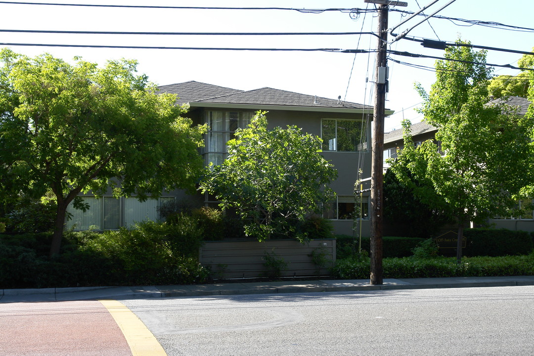 1085 Santa Cruz Ave in Menlo Park, CA - Building Photo