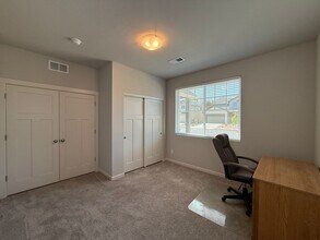 4057 SW Reindeer Ave in Redmond, OR - Building Photo - Building Photo