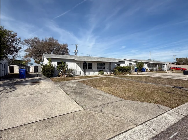2268 Palmwood Dr in Dunedin, FL - Foto de edificio - Building Photo