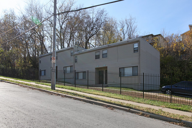 Woodbridge Apartments in Kansas City, MO - Building Photo - Building Photo