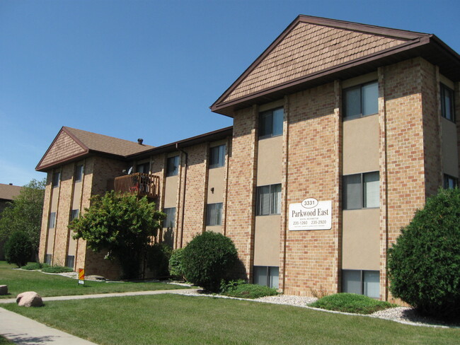 Parkwood East & West in Fargo, ND - Foto de edificio - Building Photo