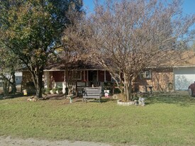 703 E 10th St in Kemp, TX - Building Photo