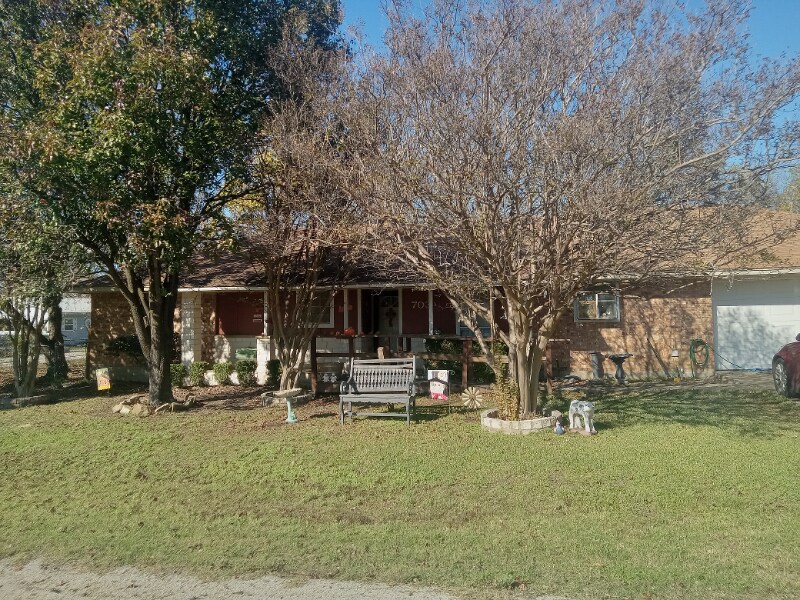 703 E 10th St in Kemp, TX - Building Photo