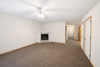 409 NW Woodbury Dr in Grain Valley, MO - Building Photo - Building Photo