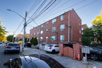 16021 Sanford Ave in Flushing, NY - Foto de edificio - Building Photo