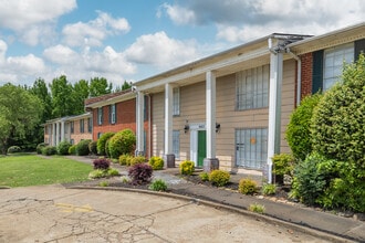 Oakwood Meadows Estates in Memphis, TN - Foto de edificio - Building Photo