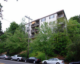 Crestwood Apartments in Seattle, WA - Building Photo - Building Photo