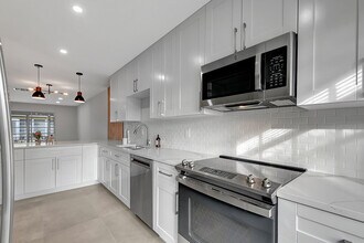 13602 Vía Flora in Delray Beach, FL - Building Photo - Building Photo