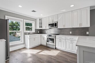 7 Pulaski Rd in East Northport, NY - Foto de edificio - Building Photo