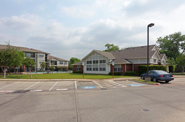 Flats at Five Mile Creek in Dallas, TX - Building Photo - Building Photo