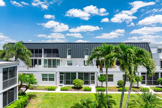 Harborside Terrace in Naples, FL - Foto de edificio - Building Photo