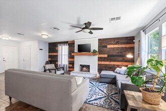 7417 Elk Pass Dr in Austin, TX - Building Photo - Building Photo