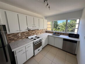 952 NE 199th St in Miami, FL - Building Photo - Building Photo