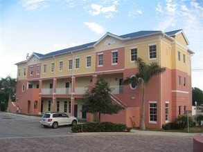 Corsica Rive in Ft. Myers, FL - Foto de edificio - Building Photo