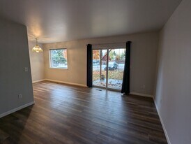 388 Eastmont Ave, Unit 1 in East Wenatchee, WA - Building Photo