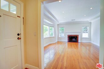 10450 Ilona Ave in Los Angeles, CA - Building Photo - Building Photo