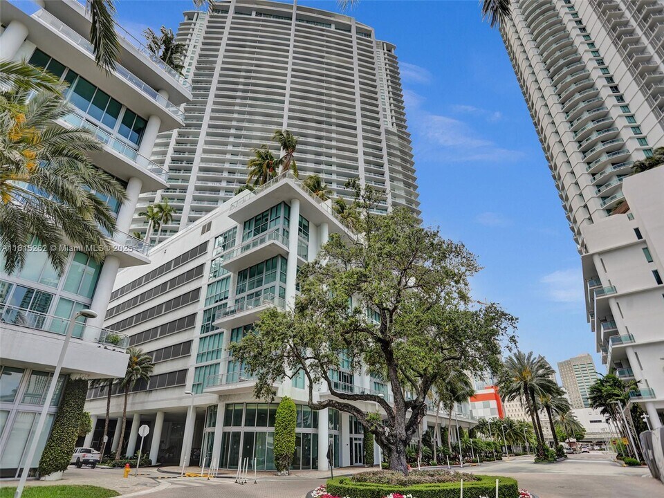 90 SW 3rd St in Miami, FL - Building Photo