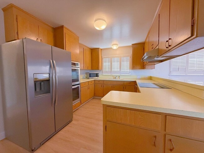 610 De Anza Ave in San Carlos, CA - Building Photo - Building Photo
