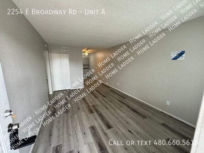 2254 E Broadway Rd-Unit -Unit A in Mesa, AZ - Building Photo - Building Photo