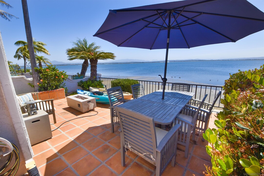 15 Aruba Bend in Coronado, CA - Building Photo