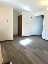 821-823-823 Warbler Ln in Neenah, WI - Foto de edificio - Building Photo