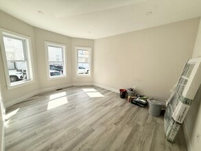 10 Cawfield St, Unit 1 in Boston, MA - Foto de edificio - Building Photo