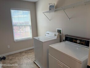 17013 Green Crest Ln in Louisville, KY - Building Photo - Building Photo