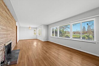 48707 Eight Mile W in Northville, MI - Building Photo - Building Photo
