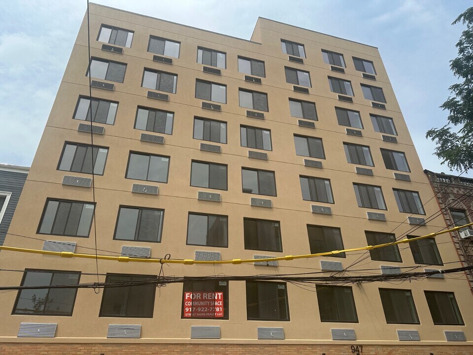 947 College Ave in Bronx, NY - Building Photo