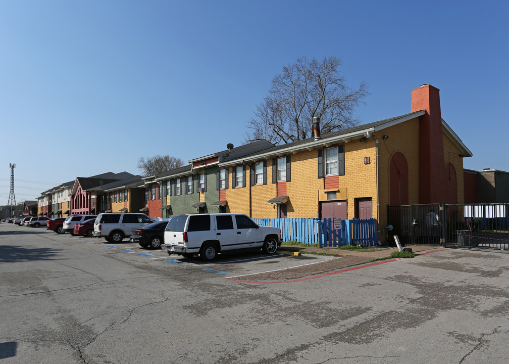 Broadway Village Apartments in Houston, TX - Building Photo