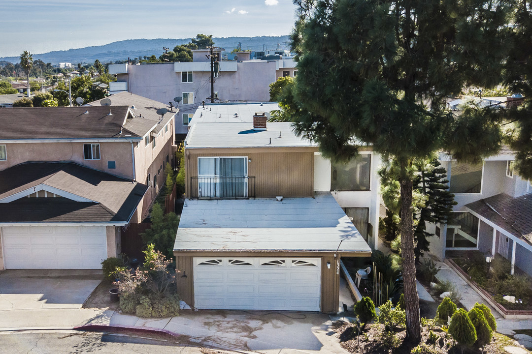 1324 Amethyst St in Redondo Beach, CA - Building Photo