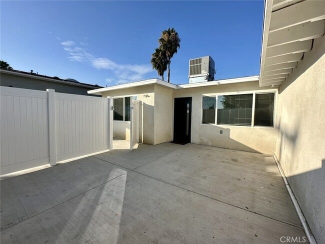 8226 Webb Ave in Los Angeles, CA - Foto de edificio - Building Photo