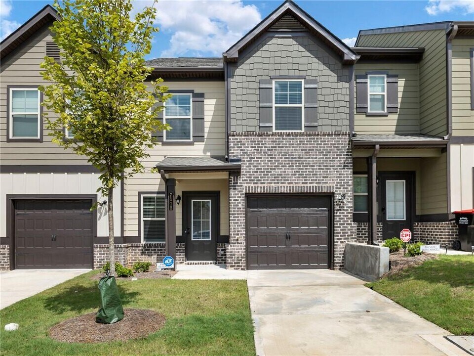 7115 Chara Ln in Atlanta, GA - Building Photo