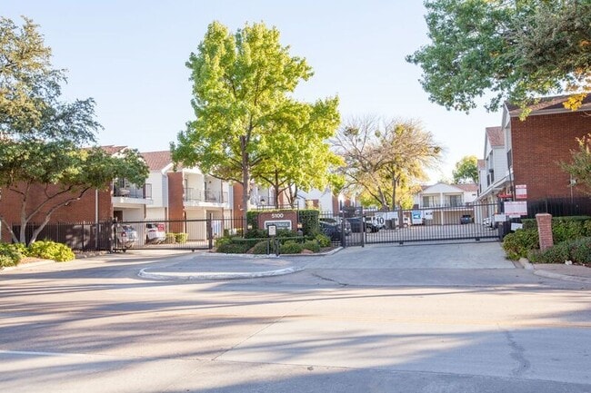5100 Verde Valley Ln in Dallas, TX - Foto de edificio - Building Photo