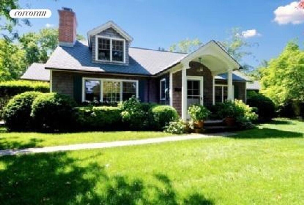 19 Maidstone Ave in East Hampton, NY - Building Photo