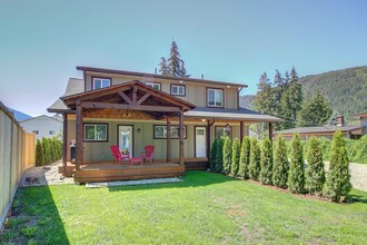 226 White Pine Crescent in Sicamous, BC - Building Photo - Building Photo