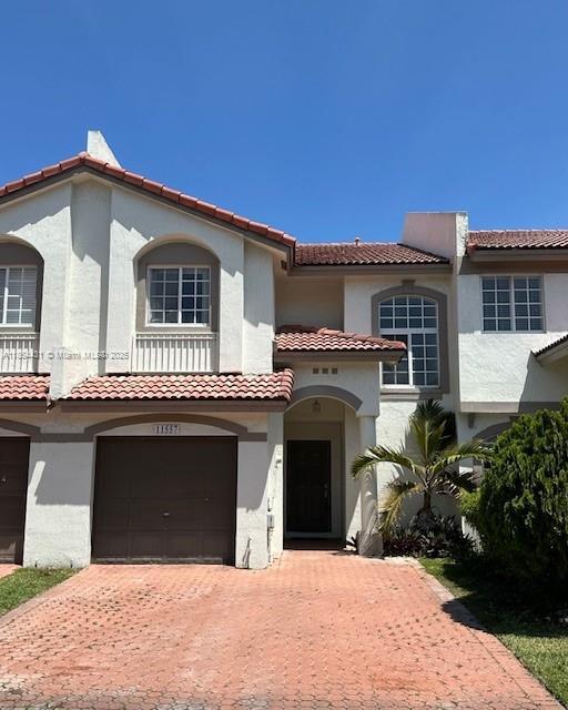 11557 NW 51st Ln in Doral, FL - Foto de edificio
