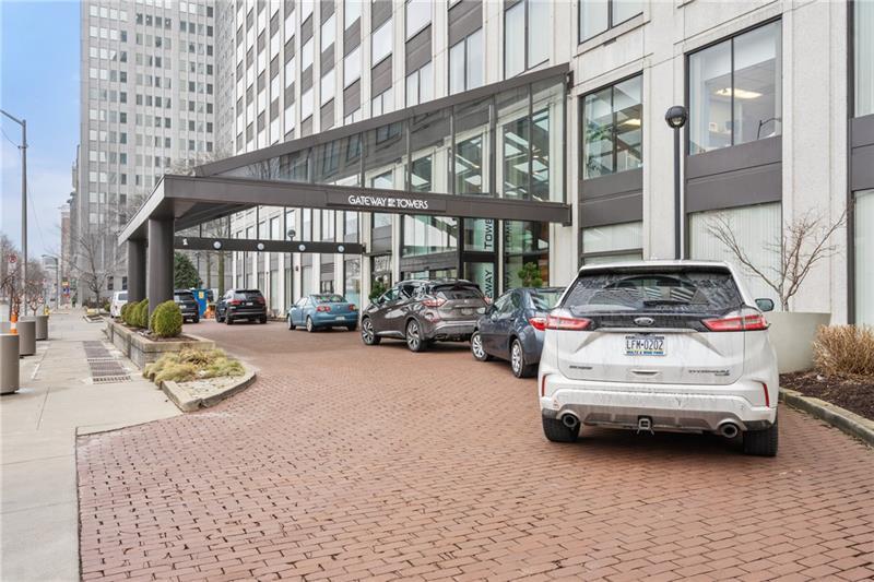320 Fort Duquesne Blvd in Pittsburgh, PA - Building Photo