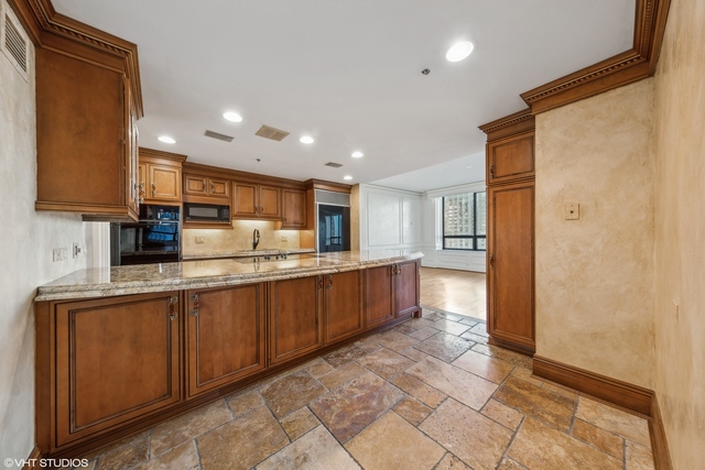 180 E Pearson St, Unit 4901 in Chicago, IL - Building Photo - Building Photo