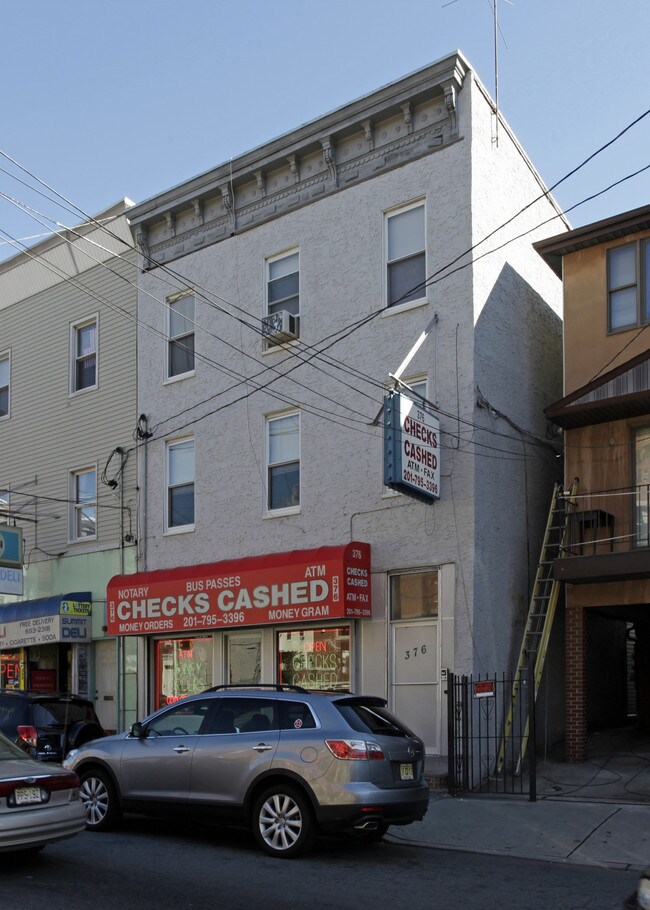 376 Summit Ave in Jersey City, NJ - Foto de edificio - Building Photo