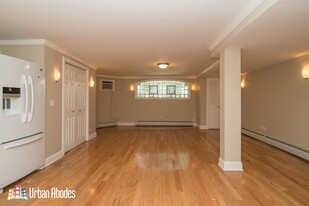 2619 W Greenleaf Ave, Unit J01P in Chicago, IL - Building Photo - Building Photo