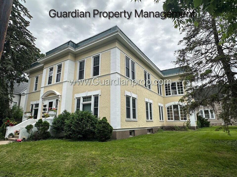 150 SE Orlin Ave in Minneapolis, MN - Building Photo