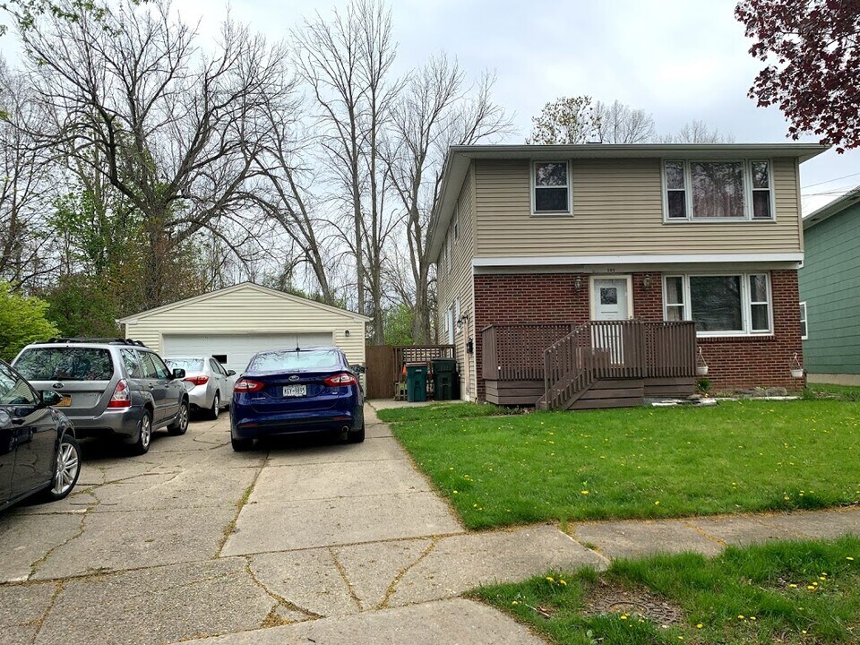 101 Dale Dr, Unit upper in North Tonawanda, NY - Building Photo