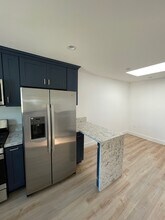 2721 S Rimpau Blvd, Unit 2723 in Los Angeles, CA - Building Photo - Building Photo