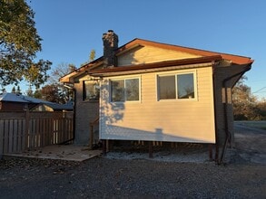 10 Hamilton St in Kawartha Lakes, ON - Building Photo - Building Photo