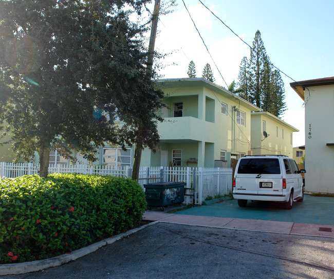 1756 Calais Dr in Miami Beach, FL - Foto de edificio - Building Photo