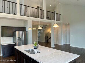 2105 Meadows Edge Ln in Louisville, KY - Building Photo - Building Photo
