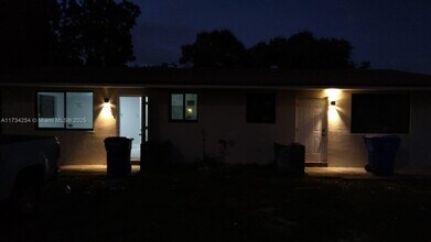 2979 NW 88th St-Unit -2 in Miami, FL - Building Photo - Building Photo
