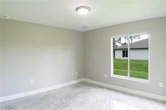 2020 East 12th Street in Lehigh Acres, FL - Foto de edificio - Building Photo