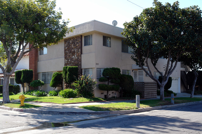144 W Hillsdale St in Inglewood, CA - Foto de edificio - Building Photo
